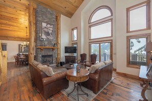 Televisie, een open haard, een stereo en een kantoor