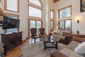 Televisie, een open haard, een stereo en een kantoor