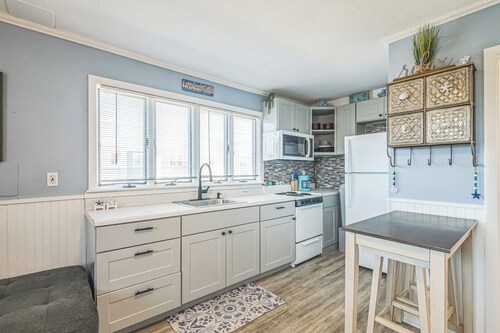 2BR Condo, Walk to Everything, WiFi, AC, Parking - Fireworks, Sleeps 6