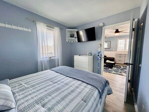 2 bedrooms, in-room safe, iron/ironing board, free WiFi - 2BR Condo, Walk to Everything, WiFi, AC, Parking - Fireworks, Sleeps 6 (Wildwood)
