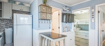 2BR Condo, Walk to Everything, WiFi, AC, Parking - Fireworks, Sleeps 6