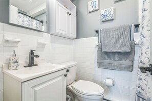 Hair dryer, towels, soap, shampoo - 2BR Condo, Walk to Everything, WiFi, AC, Parking - Fireworks, Sleeps 6 (Wildwood)