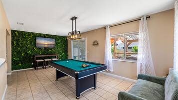 Smart TV, mesa de ping pong, estéreo