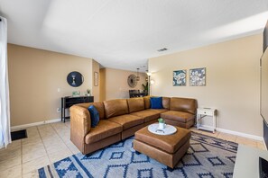 TV connectée, table de tennis de table, chaîne hi-fi