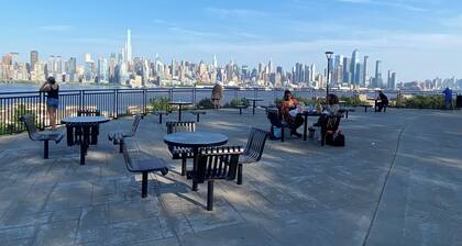 Charming 2 Bedrooms apt One Step to NYC