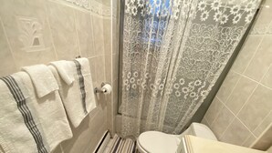 Appartement, 2 chambres, fumeur, vue ville | Salle de bain