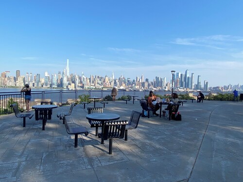 Charming 2 Bedrooms apt One Step to NYC