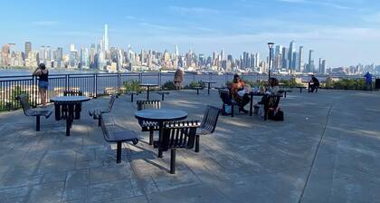 Charming 2 Bedrooms apt One Step to NYC