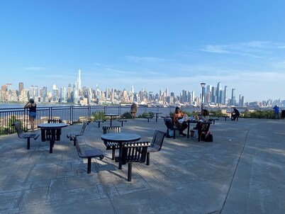 Charming 2 Bedrooms apt One Step to NYC