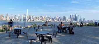 Charming 2 Bedrooms apt One Step to NYC