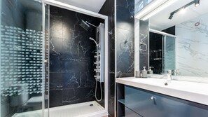 Dusche, Haartrockner, Handtücher