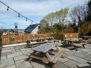 Outdoor dining - Welcome Lodge - 1 Bedroom Cottage - Llanrhidian (Swansea)
