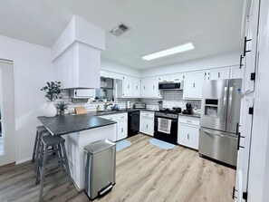 Een koelkast, een microgolfoven, een oven, een kookplaat