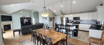 Henry's Hideaway-Cape May- 2.5 blocks to beach- 5 BR- Elevator