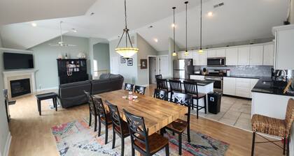 Henry's Hideaway-Cape May- 2.5 blocks to beach- 5 BR- Elevator
