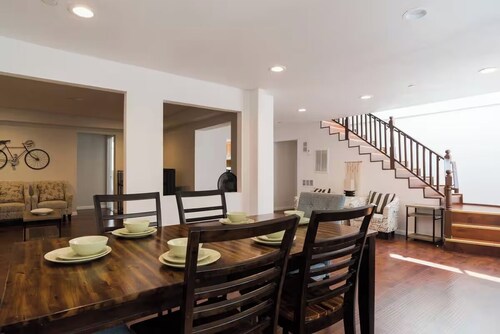 2402 - 4B3B Gated House near Zoo Coliseum FWY BART