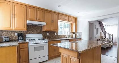 2402 - 4B3B Gated House near Zoo Coliseum FWY BART