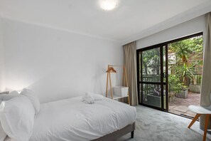 2 bedrooms, desk, iron/ironing board, WiFi