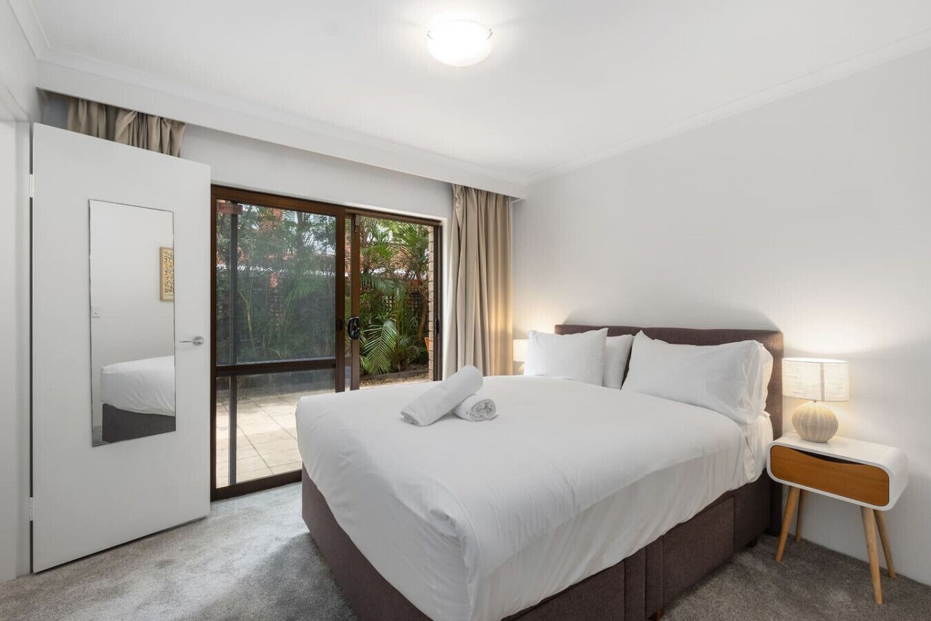 2 habitaciones, escritorio, tabla de planchar con plancha y wifi 