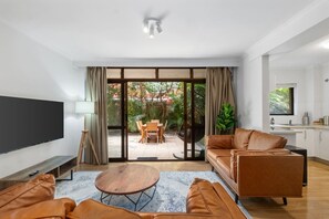 TV - Garden Apartment with Large Outdoor Areas. (Cremorne)