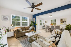 Smart TV, pebolim, mesa de pingue-pongue, livros