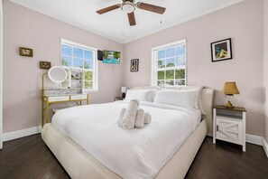 3 quartos, cofres nos quartos, ferros/tábuas de passar roupa