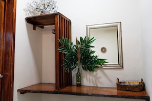 Deluxe Suite, 2 Bedrooms, Connecting Rooms | Wardrobe