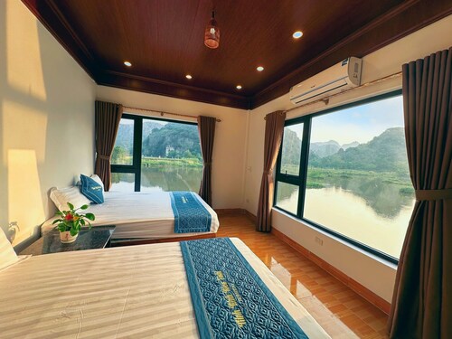Ninh Binh homestay. view wonderful, the rice fields the pleasant lotus fragrance