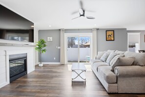 Smart TV, fireplace - Cool New Dover Home (Dover)