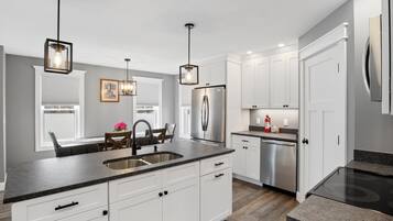 Kjøleskap, mikrobølgeovn, ovn og kokeplater