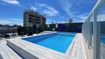 Una piscina al aire libre de temporada