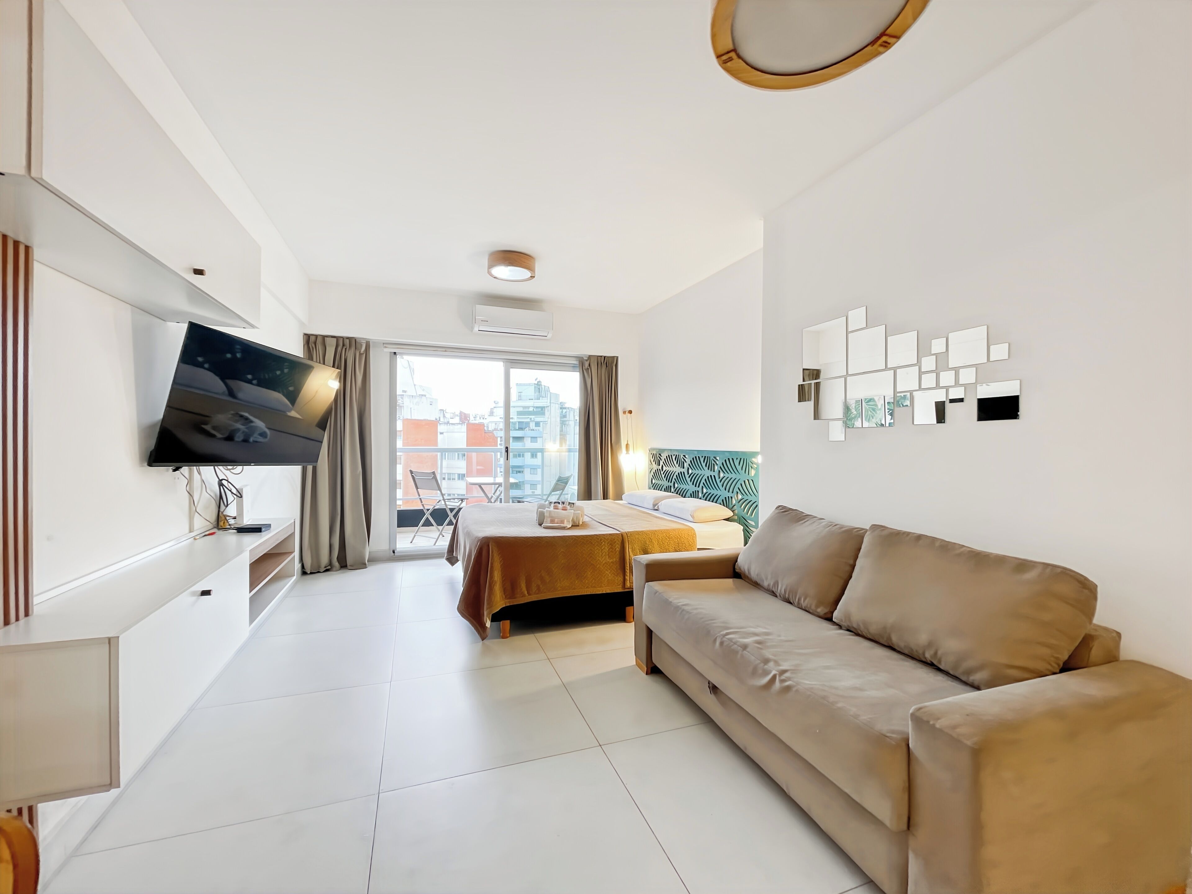 Deluxe-Studio | Laptopgeeigneter Arbeitsplatz, kostenloses WLAN, Bettwäsche