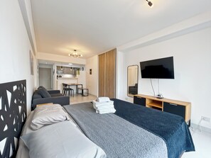 Deluxe Studio | Laptop workspace, free WiFi, bed sheets