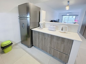 Full-sized fridge, microwave, oven, stovetop