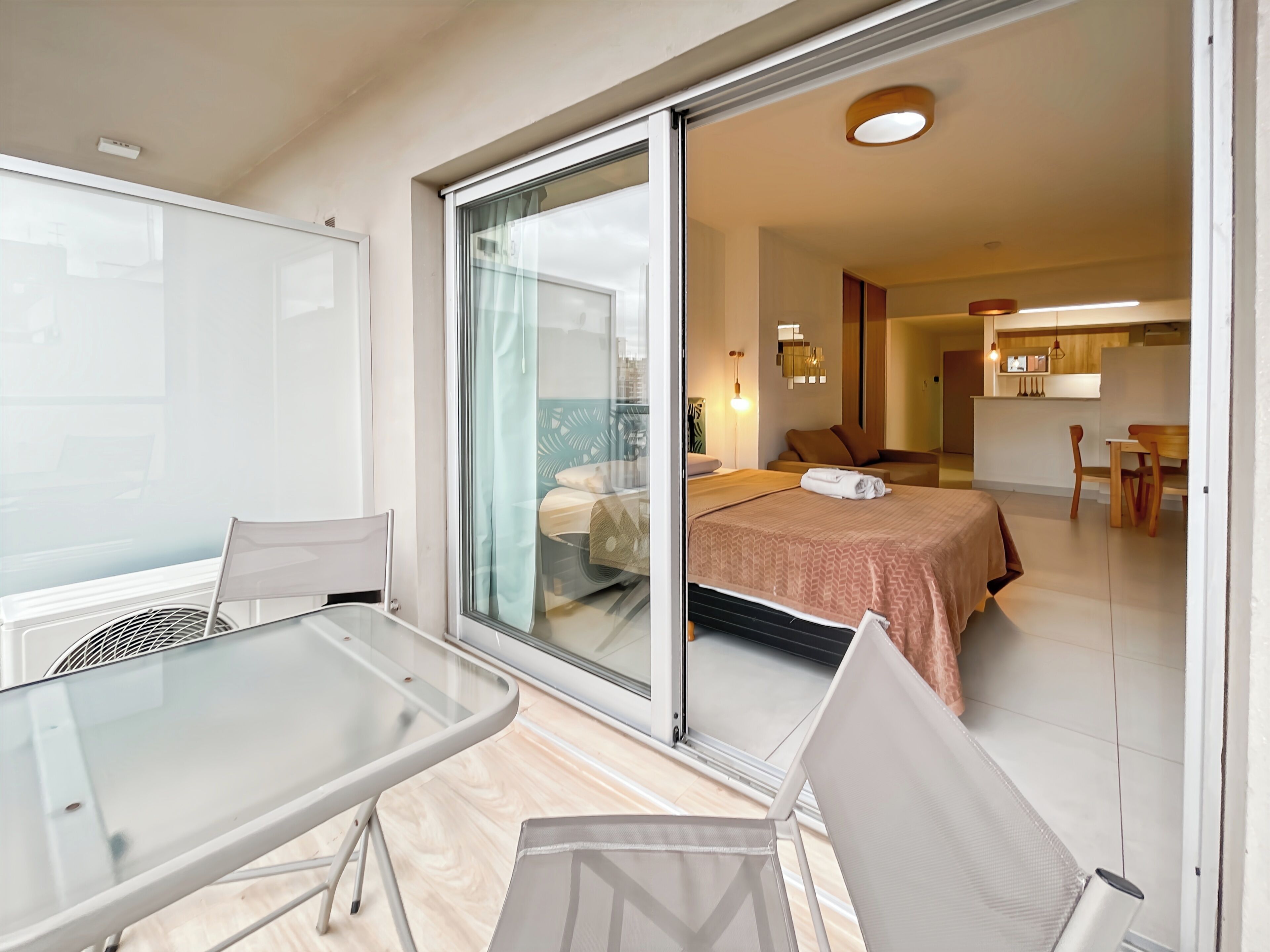 Espacio para trabajar con laptop, wifi gratis y ropa de cama 