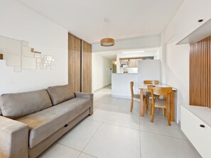 Deluxe Studio | Laptop workspace, free WiFi, bed sheets