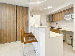 Estúdio família | Cozinha privada | Geladeira grande, micro-ondas, fogão, cooktop