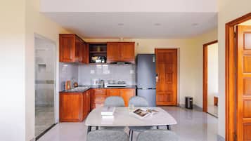 Departamento, 2 habitaciones, balcón | Cocina privada | Refrigerador y utensilios de cocina