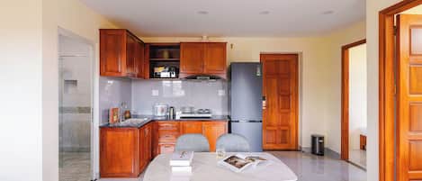 Departamento, 2 habitaciones, balcón | Cocina privada | Refrigerador y utensilios de cocina