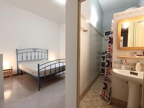 3 bedrooms, iron/ironing board, bed sheets - Villa Iris with large veranda (San Pietro In Bevagna)
