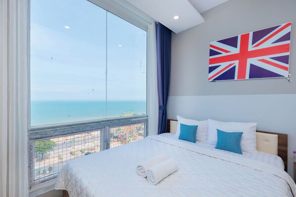 3 bedrooms, desk, iron/ironing board, travel crib