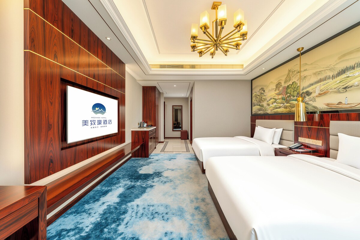 Executive Twin Bed Room | Premium bedding, in-room safe, desk, laptop workspace