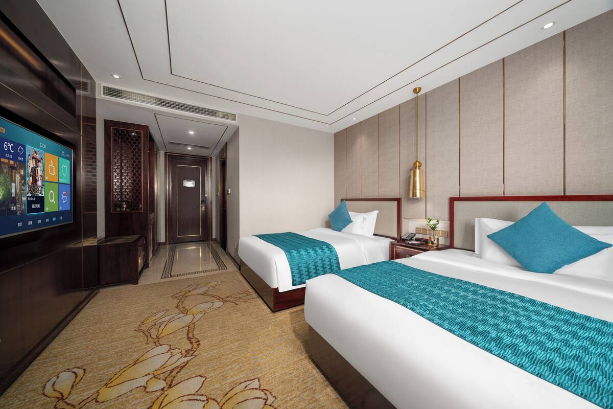 Deluxe Twin Room | Premium bedding, in-room safe, desk, laptop workspace