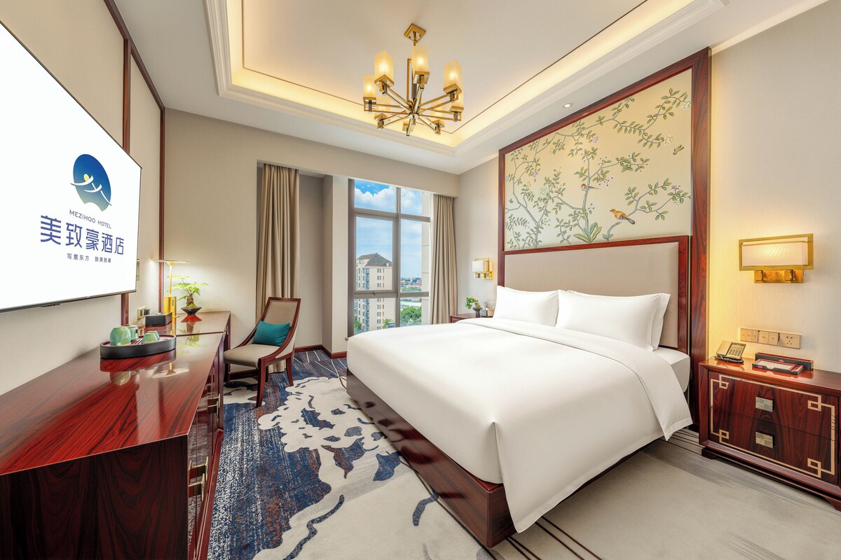 Executive Double Bed Room | Premium bedding, in-room safe, desk, laptop workspace