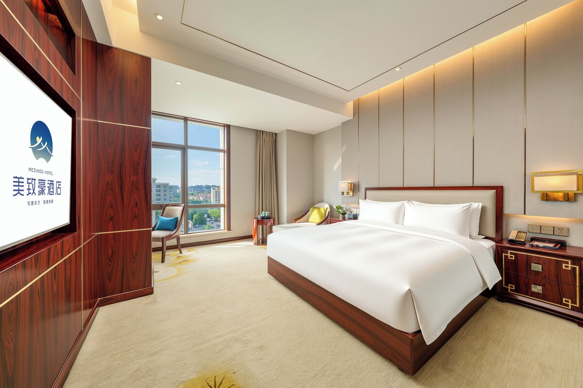 Premium bedding, in-room safe, desk, laptop workspace
