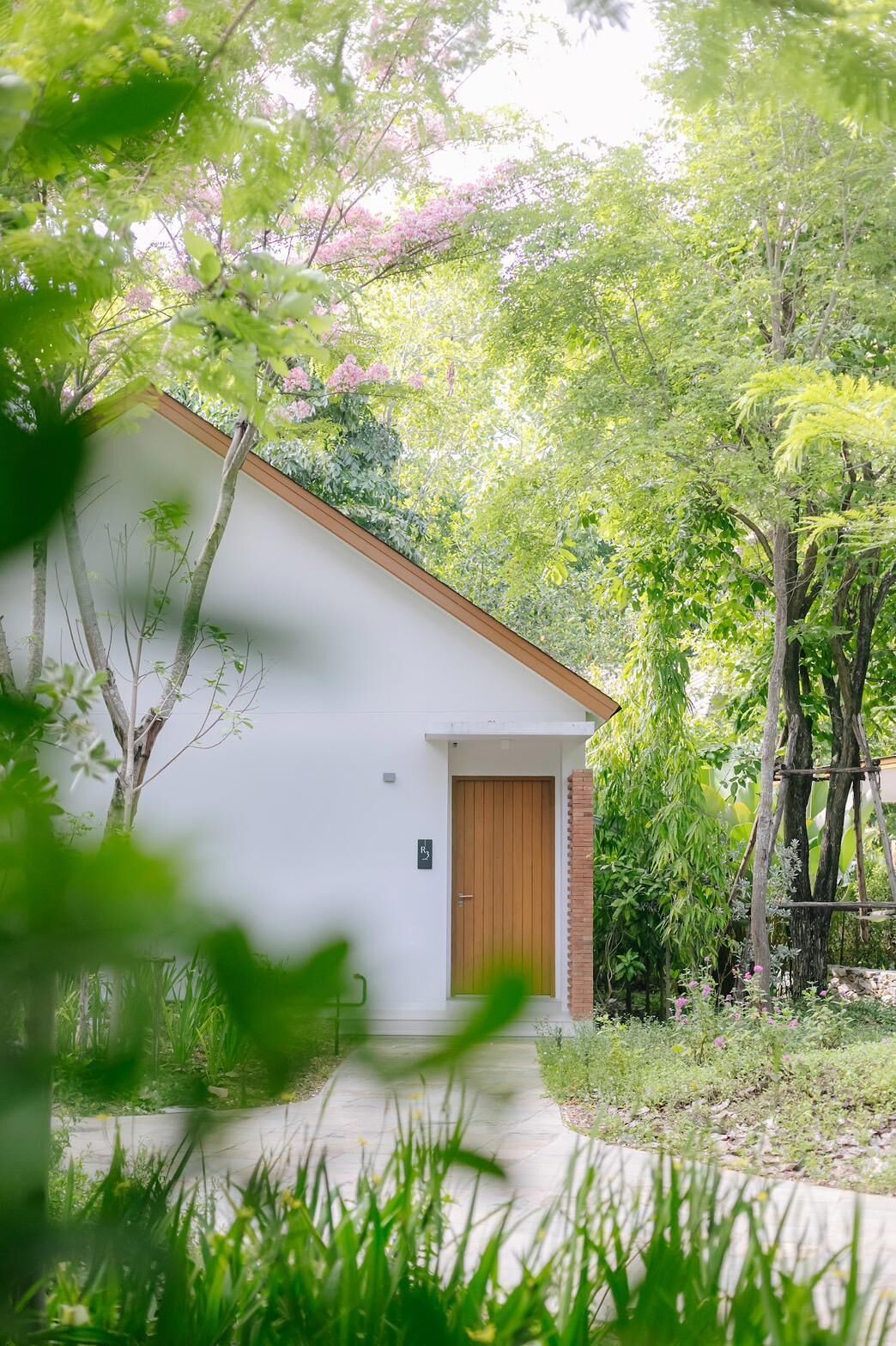 Un petit bâtiment d’un seul étage, doté d’une porte en bois et d’un petit porche.