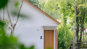 Un petit bâtiment d’un seul étage, doté d’une porte en bois et d’un petit porche.