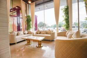 Lobby sitting area - Fabhotel Ronald Inn (Faridabad)