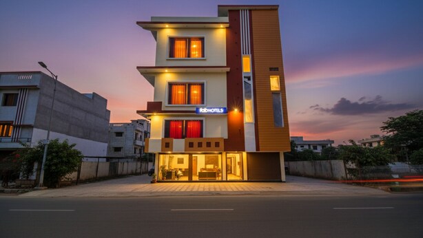 Ein modernes Hotel mit einer glatten Fassade, zahlreichen Fenstern und einem sichtbaren 'Fab Hotels' Schild.