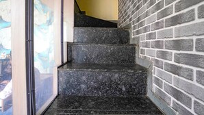 Eine Treppe mit dunklen Granitstufen, die zu einer zweiten Etage führt.
